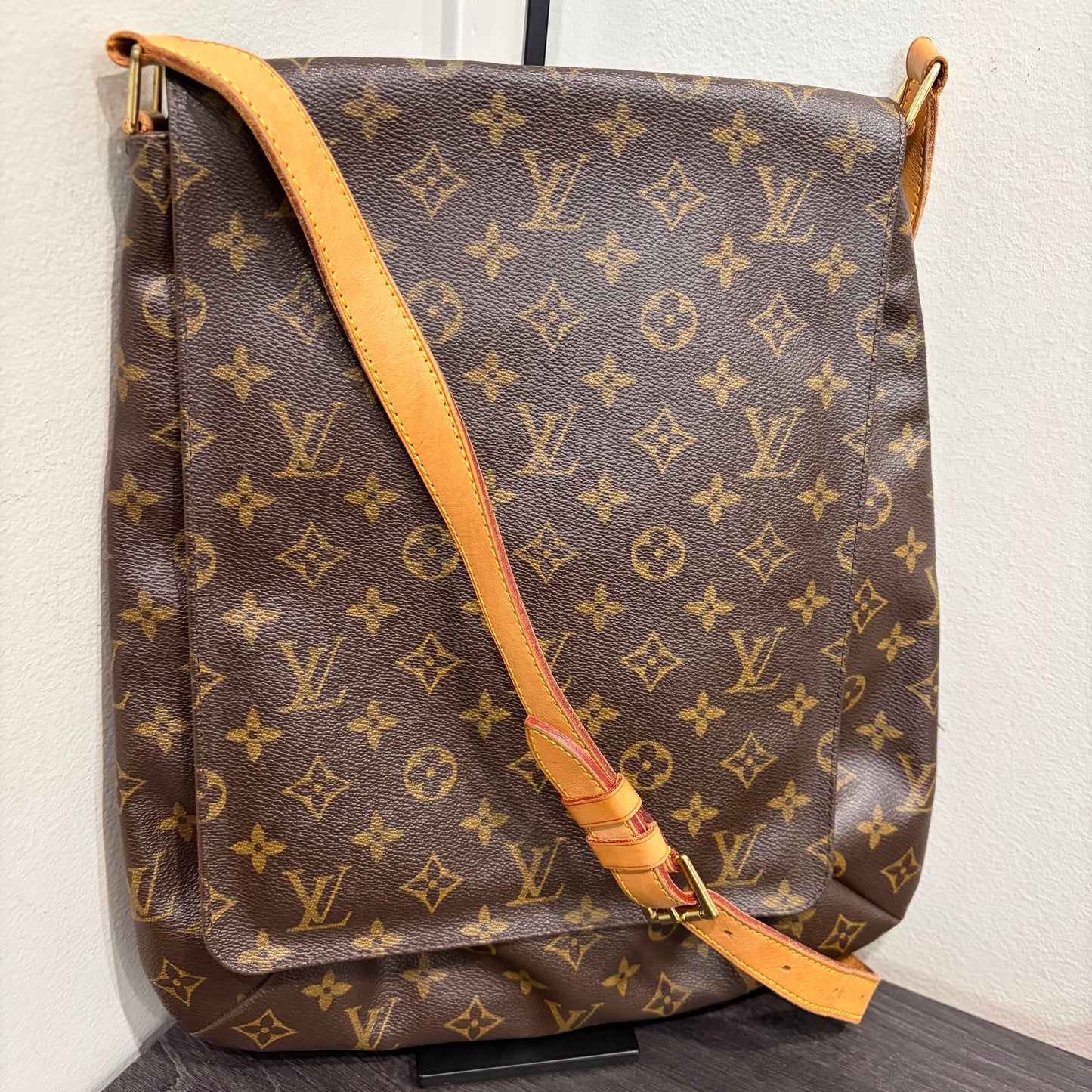#8261 LOUIS VUITTON Musette GM