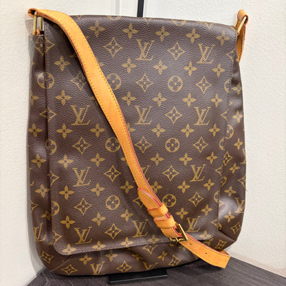 #8261 LOUIS VUITTON Musette GM