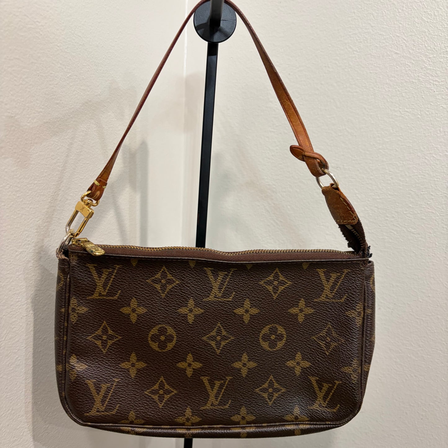 8912 LOUIS VUITTON Monogram Pochette