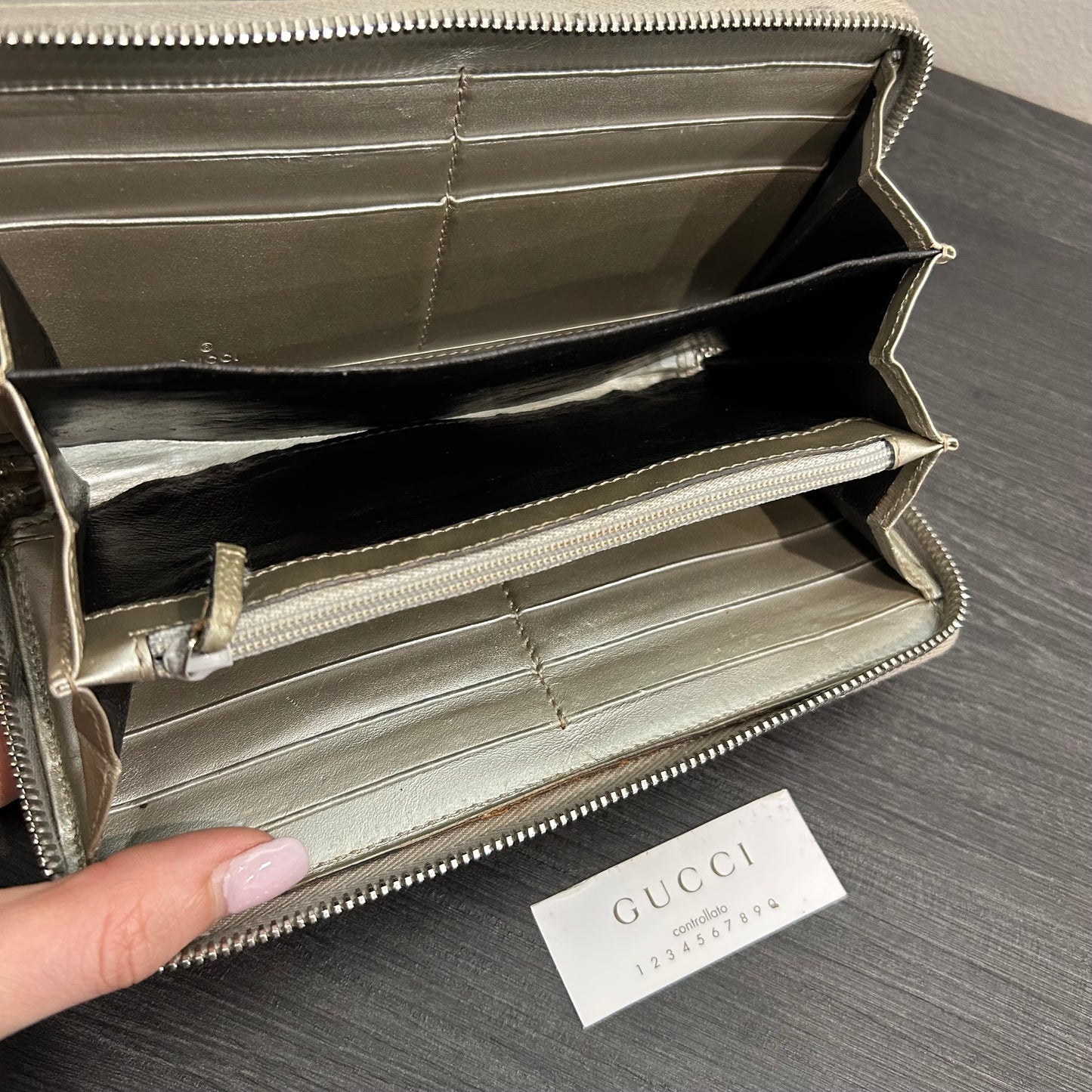 #207 GUCCI  Zip Wallet