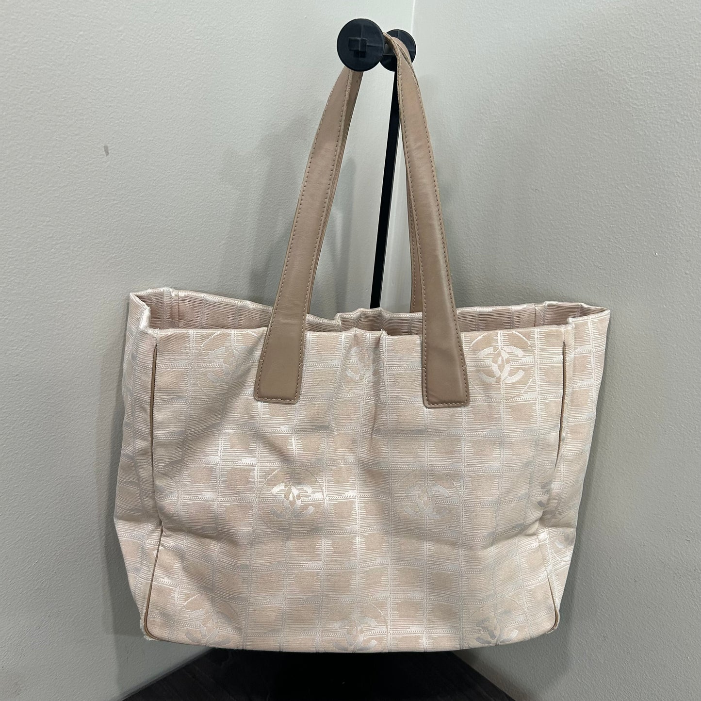 1012 CHANEL Travel Ligne Tote Neutral