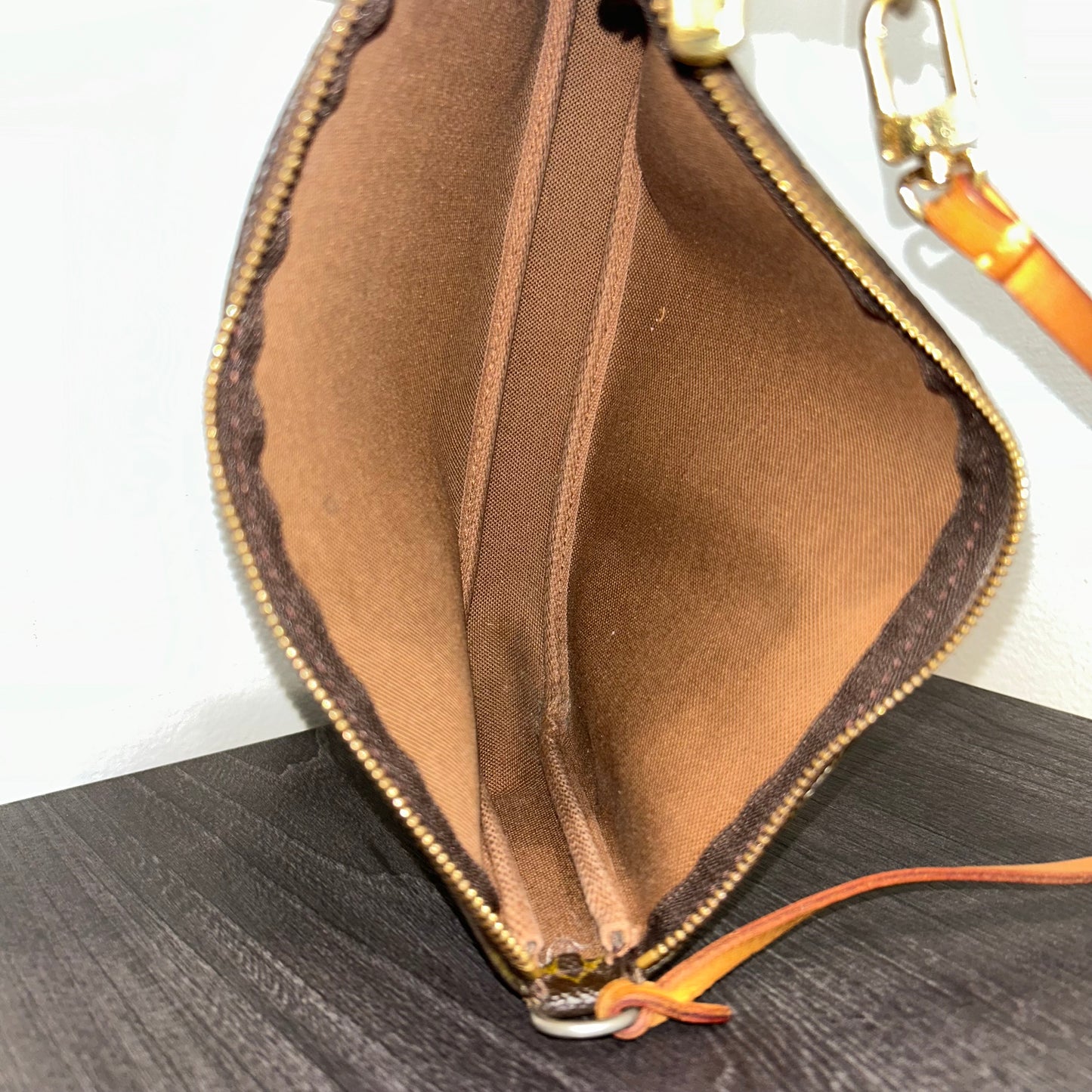 #304 LOUIS VUITTON Pochette