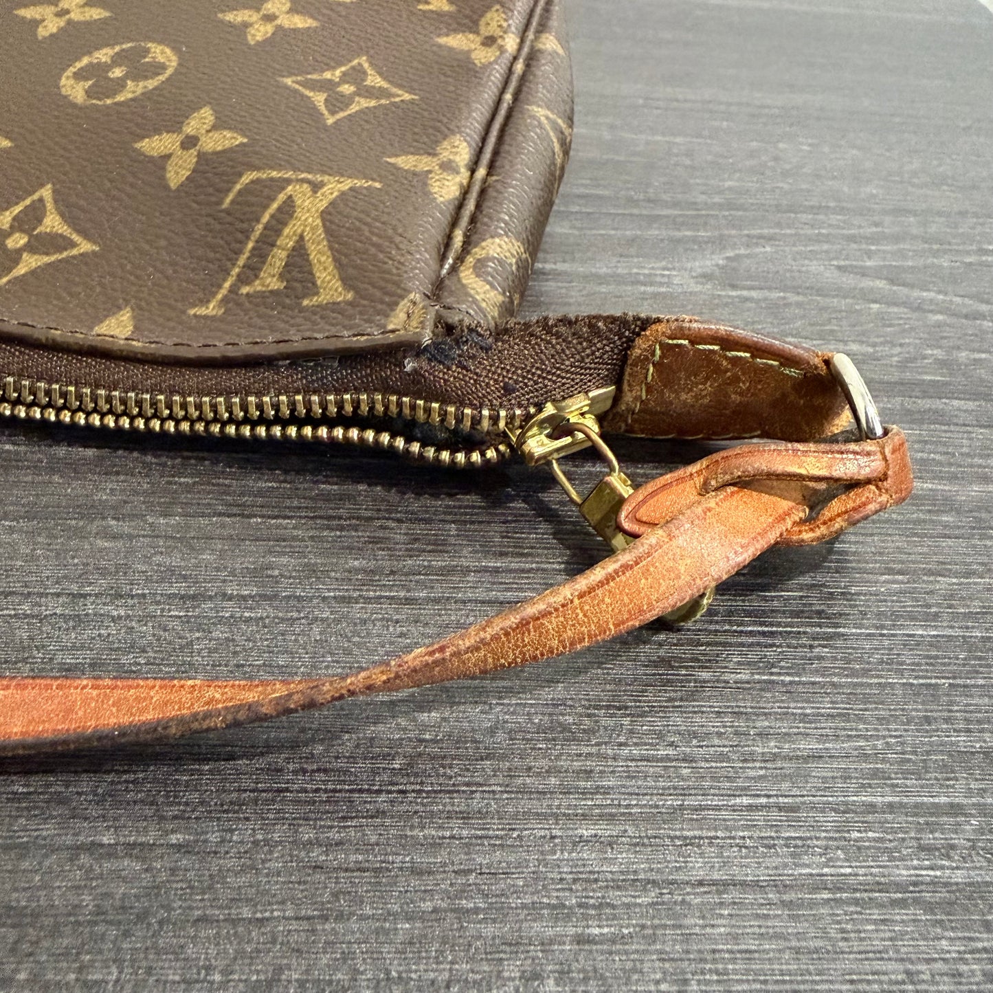 8912 LOUIS VUITTON Monogram Pochette