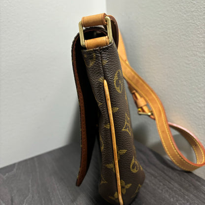 #226 LOUIS VUITTON Musette Tango Short