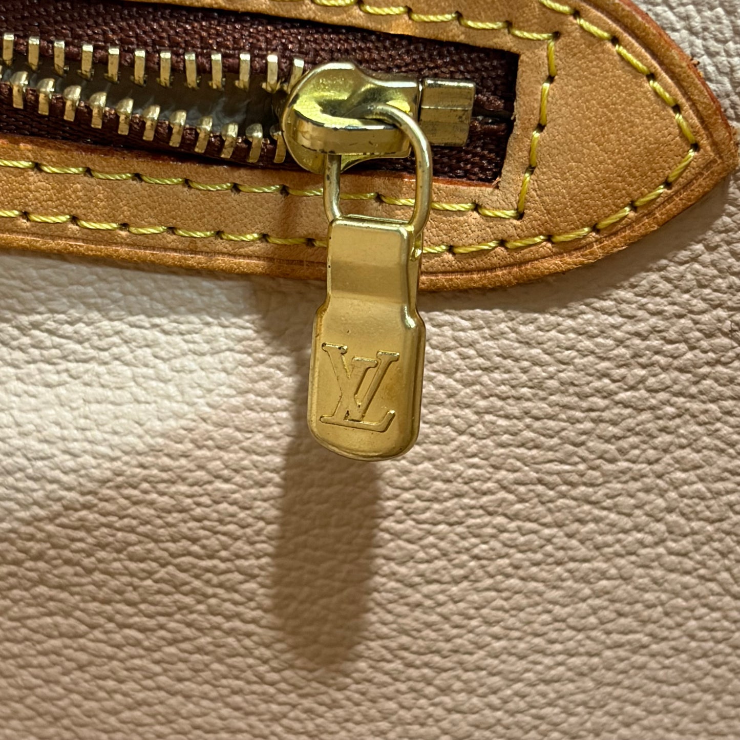 #8202 LOUIS VUITTON Monogram Bucket GM