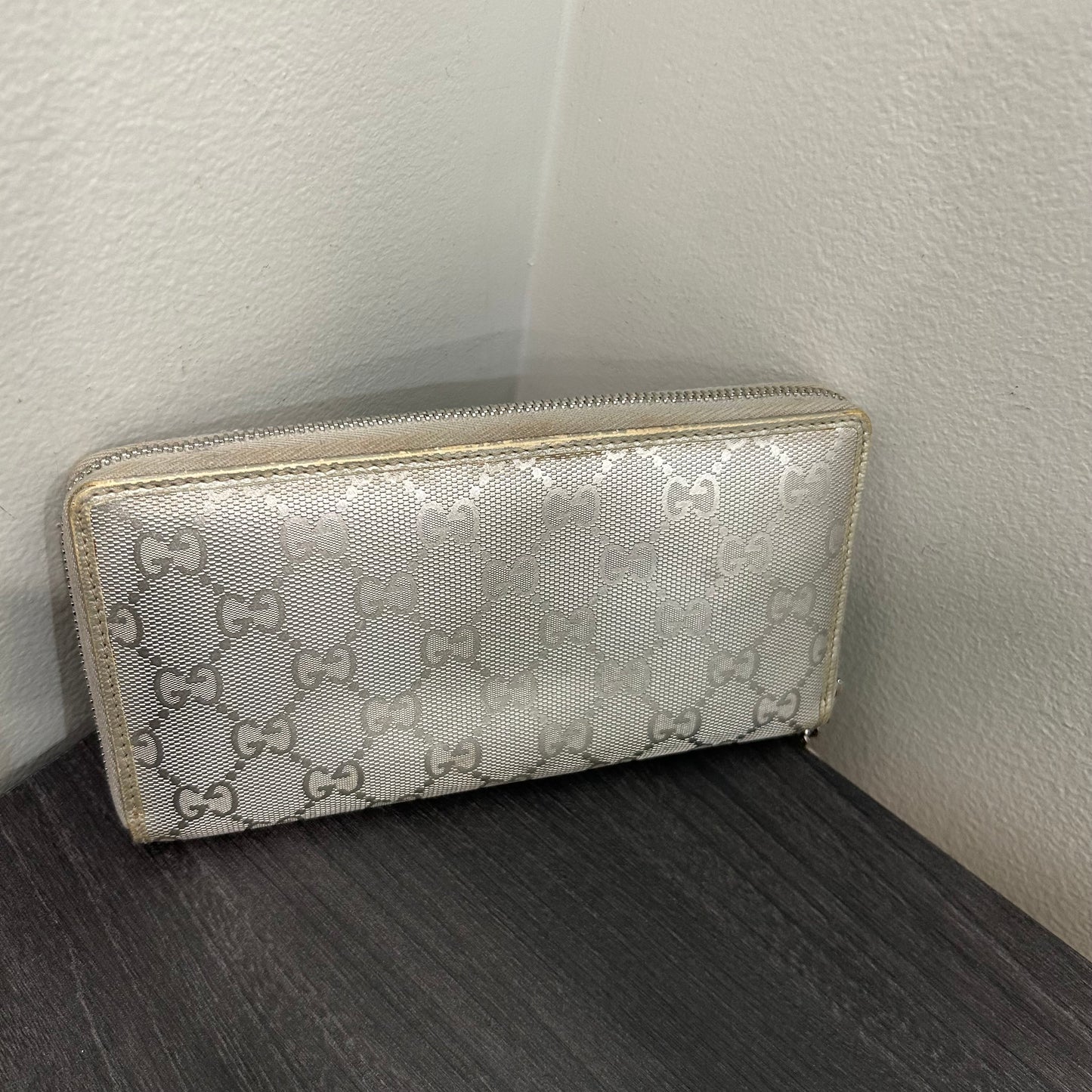 #207 GUCCI  Zip Wallet