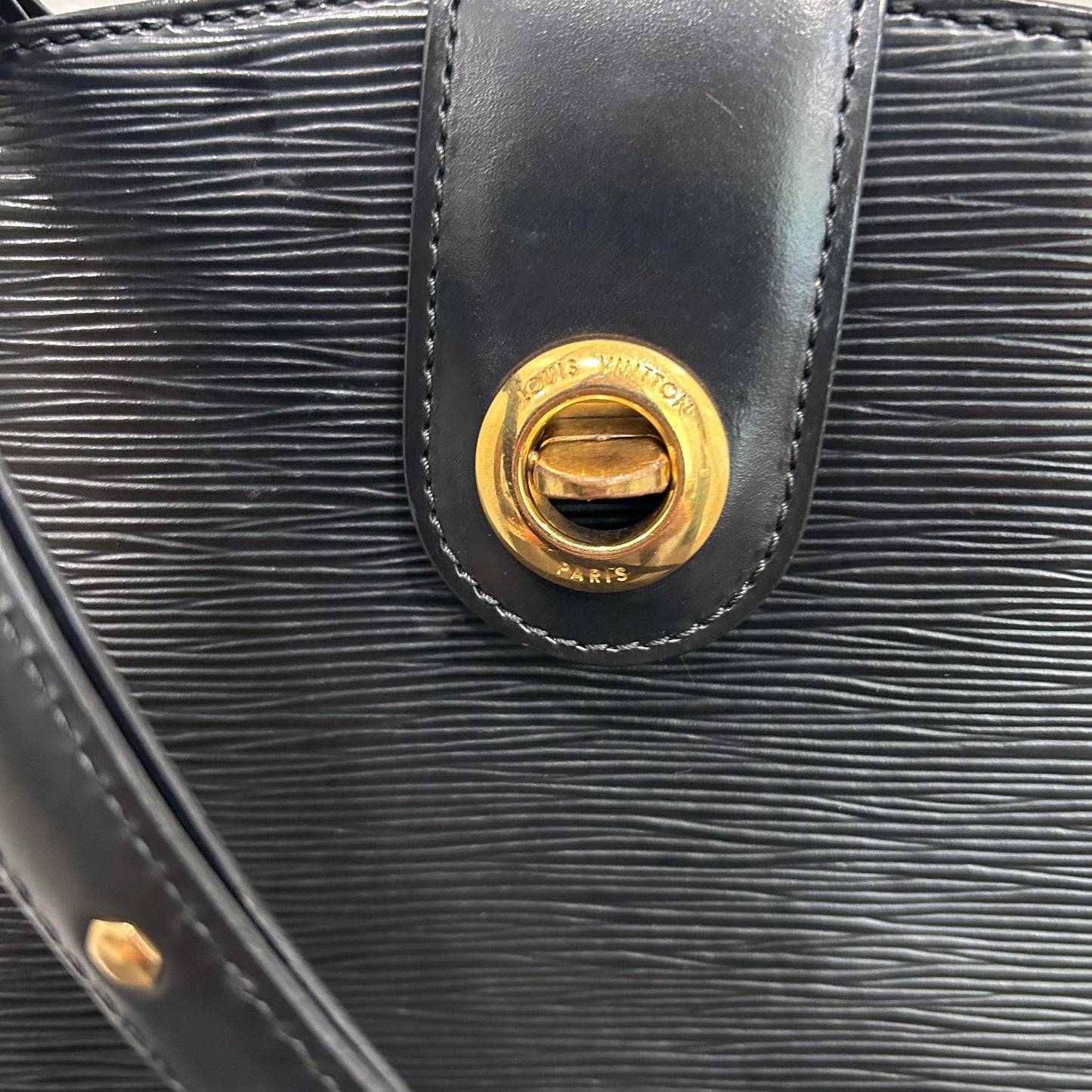 #261 LOUIS VUITTON Epi Cluny