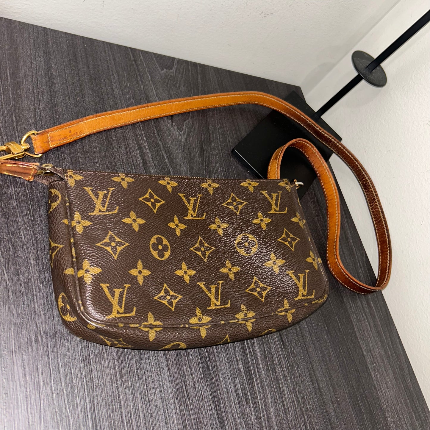 1058 LOUIS VUITTON Pochette