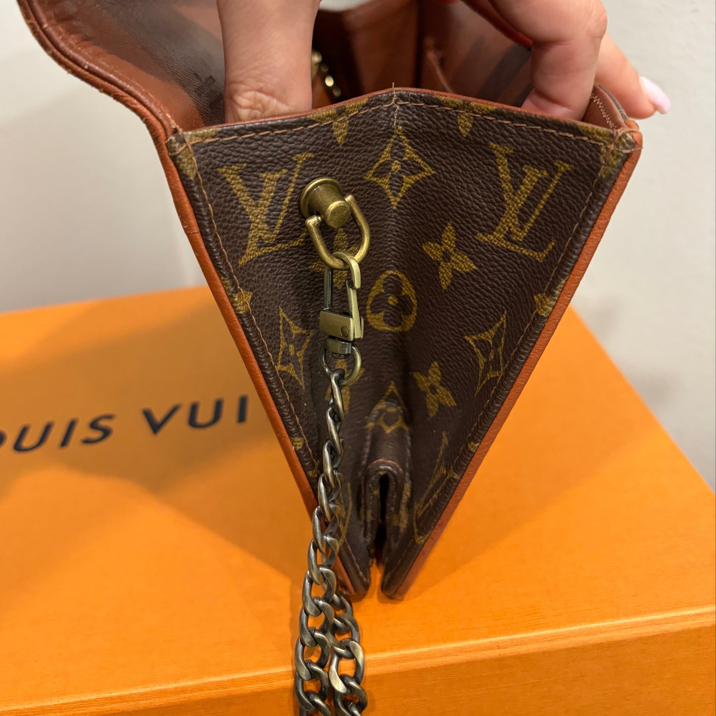 #1101-08 LOUIS VUITTON Monogram Dame 28 with Removable Chain