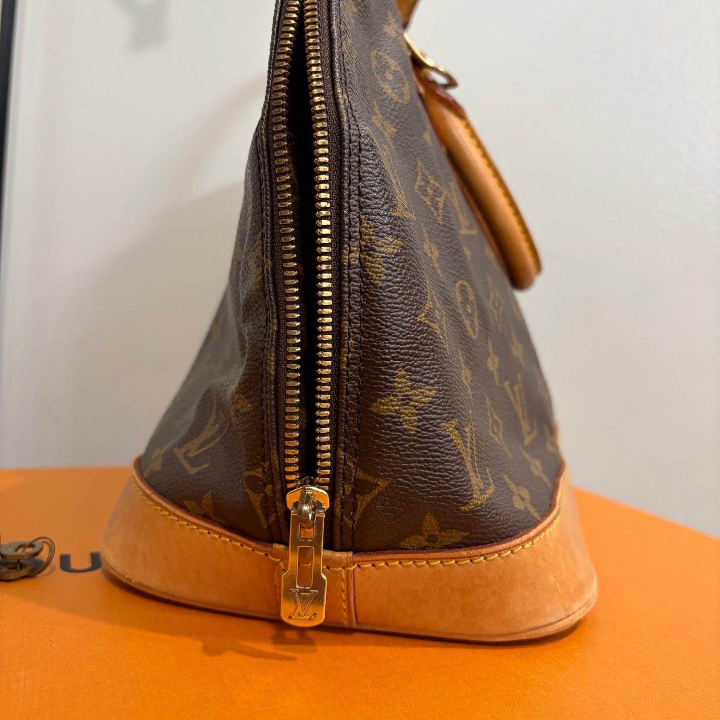 #8250 LOUIS VUITTON Alma PM