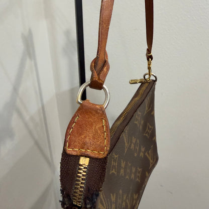 8912 LOUIS VUITTON Monogram Pochette