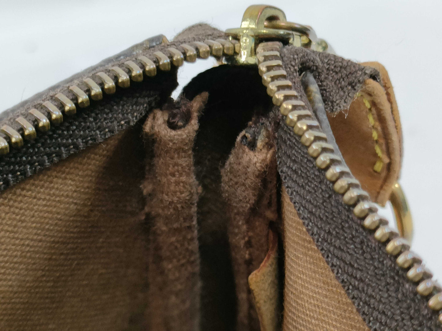 #1287 LOUIS VUITTON Monogram Pochette