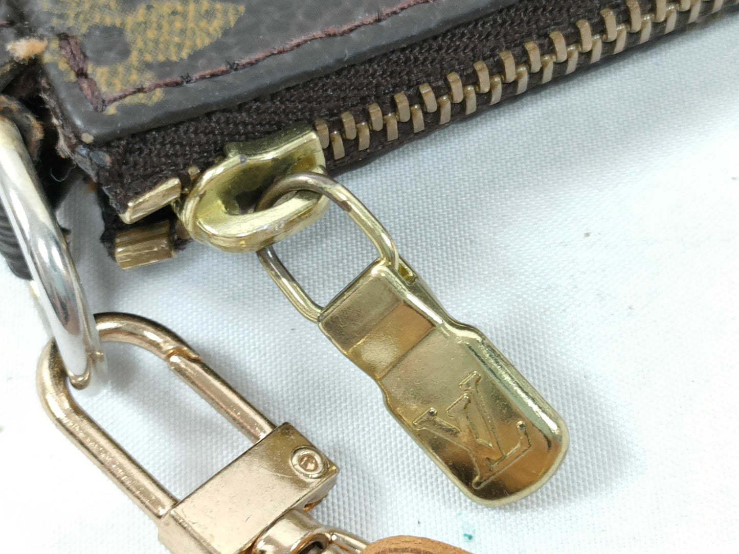 #1288 LOUIS VUITTON Monogram Pochette