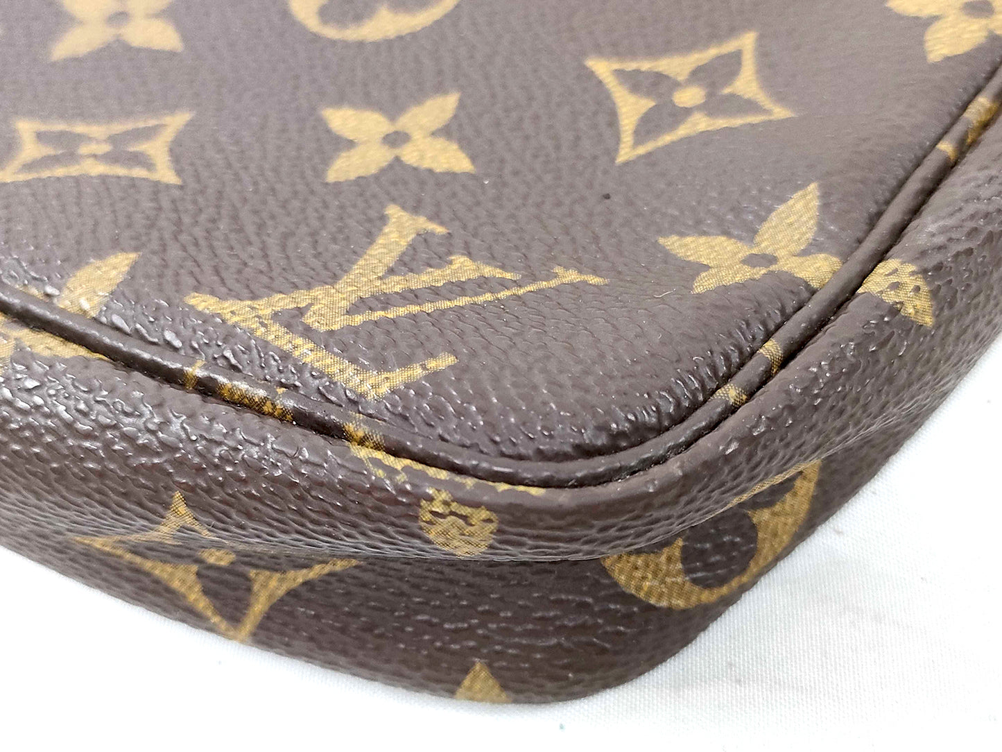 #1307 LOUIS VUITTON Monogram Pochette