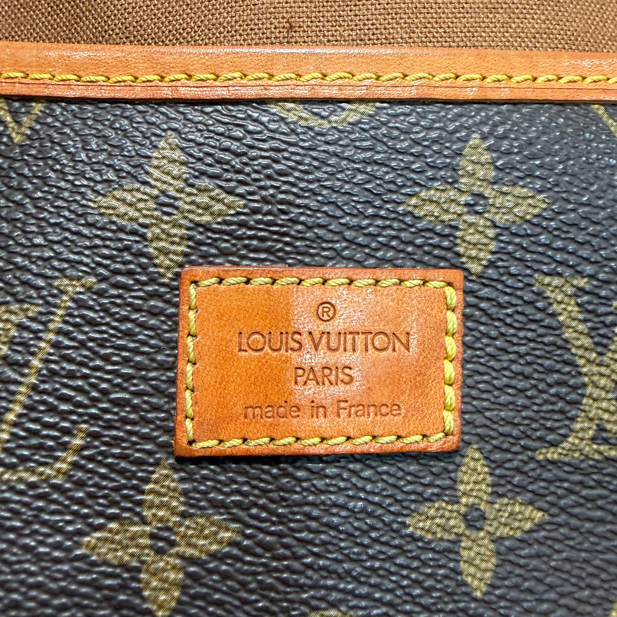 #107 LOUIS VUITTON Saumur 35 Messenger