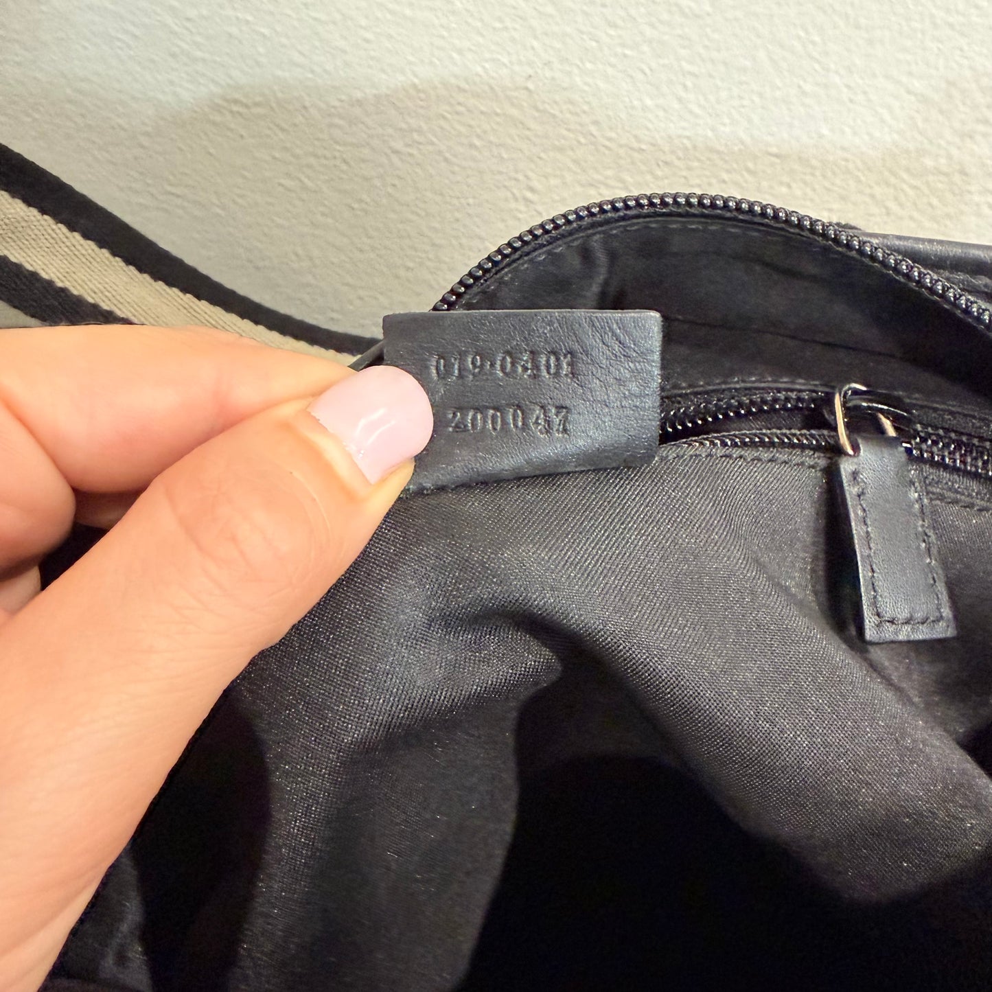 #8200 GUCCI Black GG Canvas Leather Web Tote