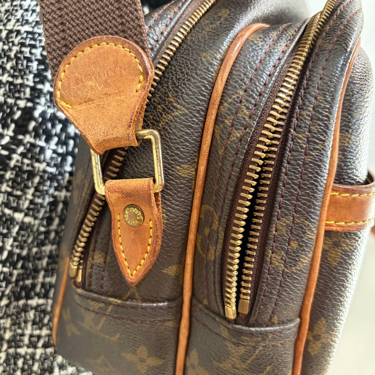 #8255 LOUIS VUITTON Reporter PM (Cig Odor)