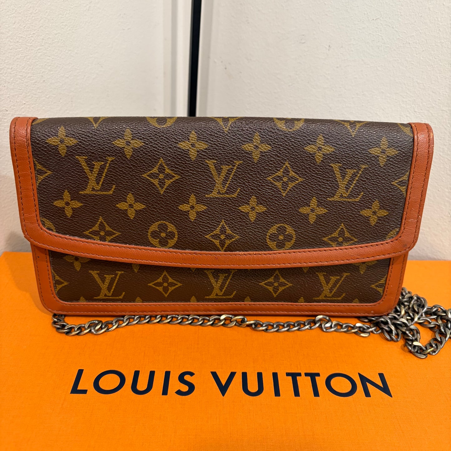 #8242 LOUIS VUITTON Monogram Dame 26 with Removable Chain