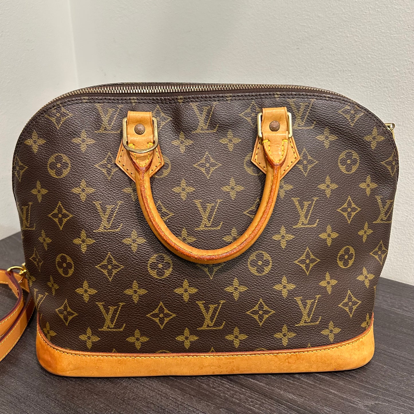 #401 LOUIS VUITTON Alma PM