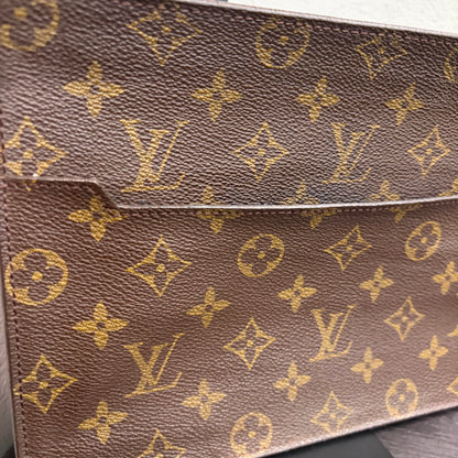 BF-04 LOUIS VUITTON Clutch