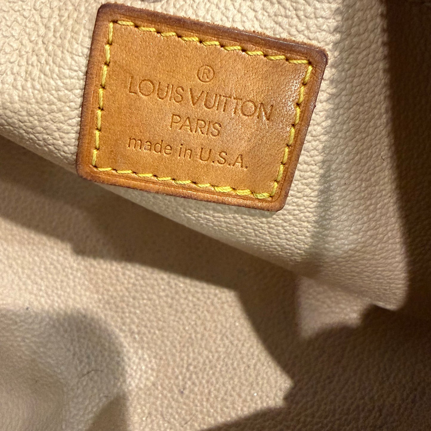 8909 LOUIS VUITTON Monogram Cosmetic Pouch