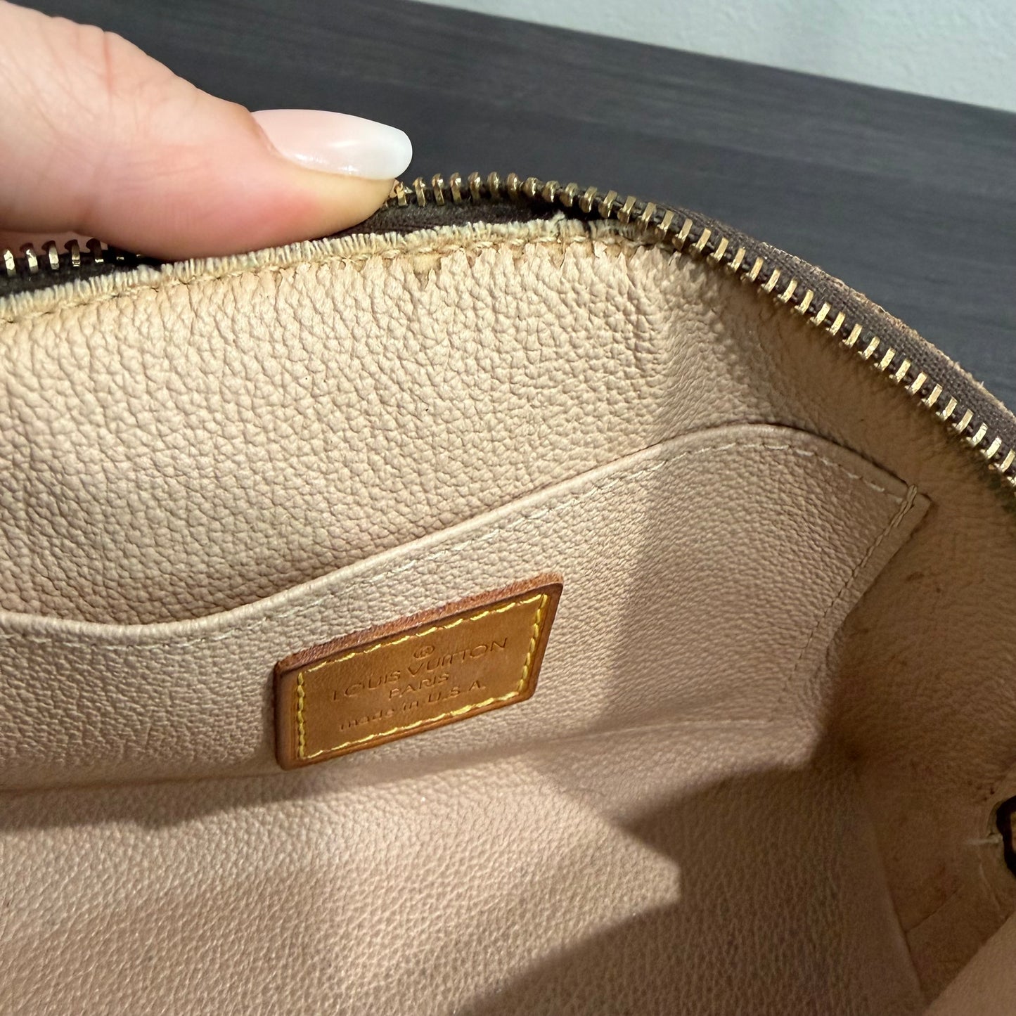 8909 LOUIS VUITTON Monogram Cosmetic Pouch