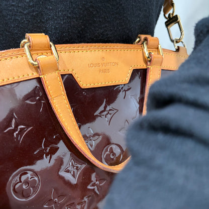 #8241 LOUIS VUITTON Amarante  Vernis Brea MM