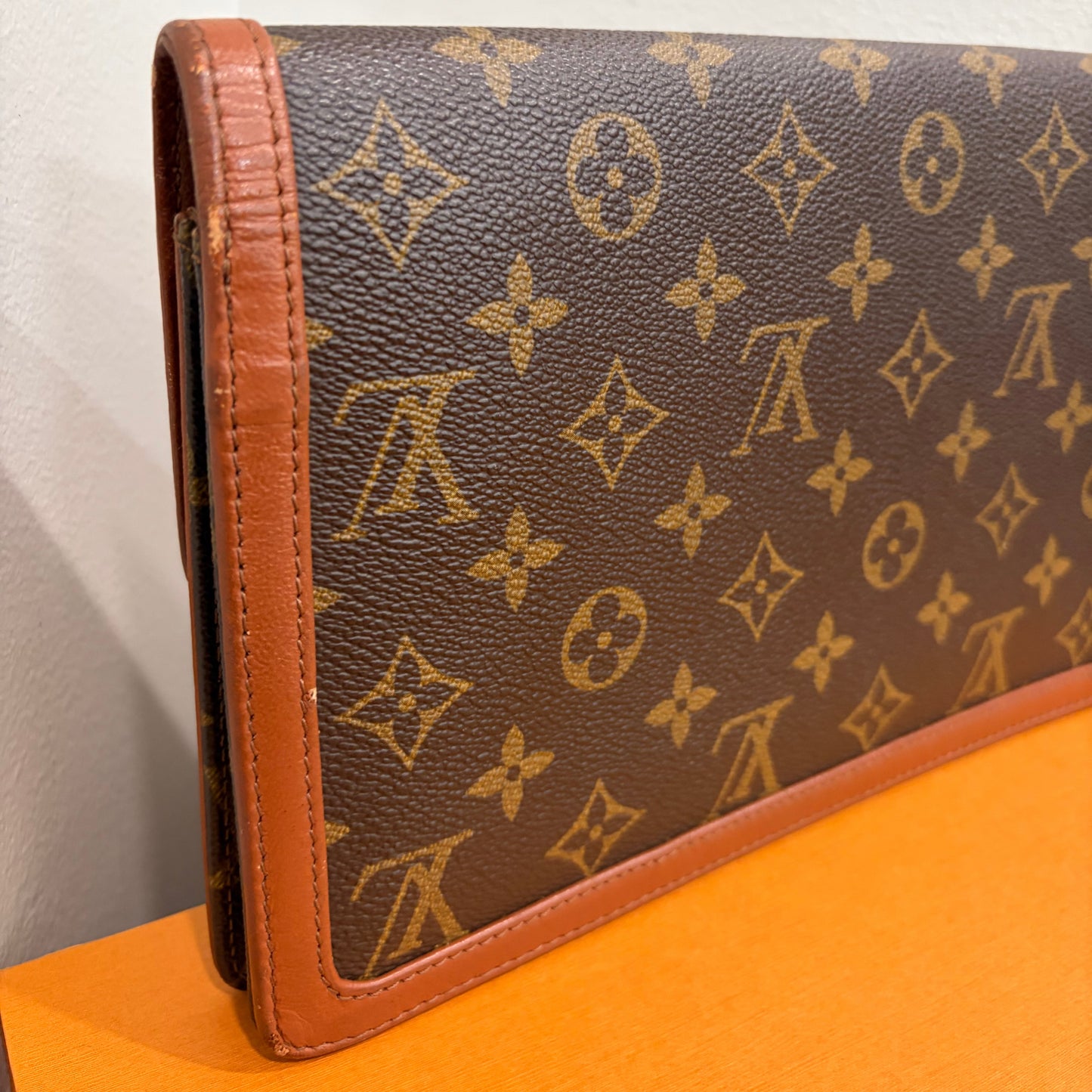 #1101-08 LOUIS VUITTON Monogram Dame 28 with Removable Chain