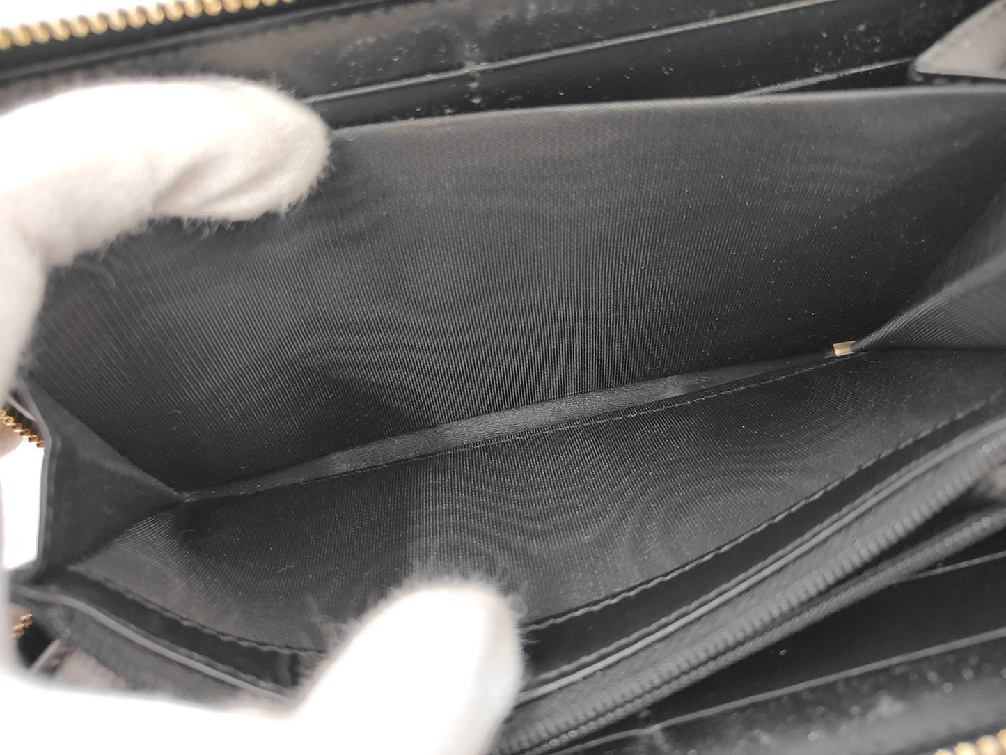 #3233 GUCCI Black Zip Wallet