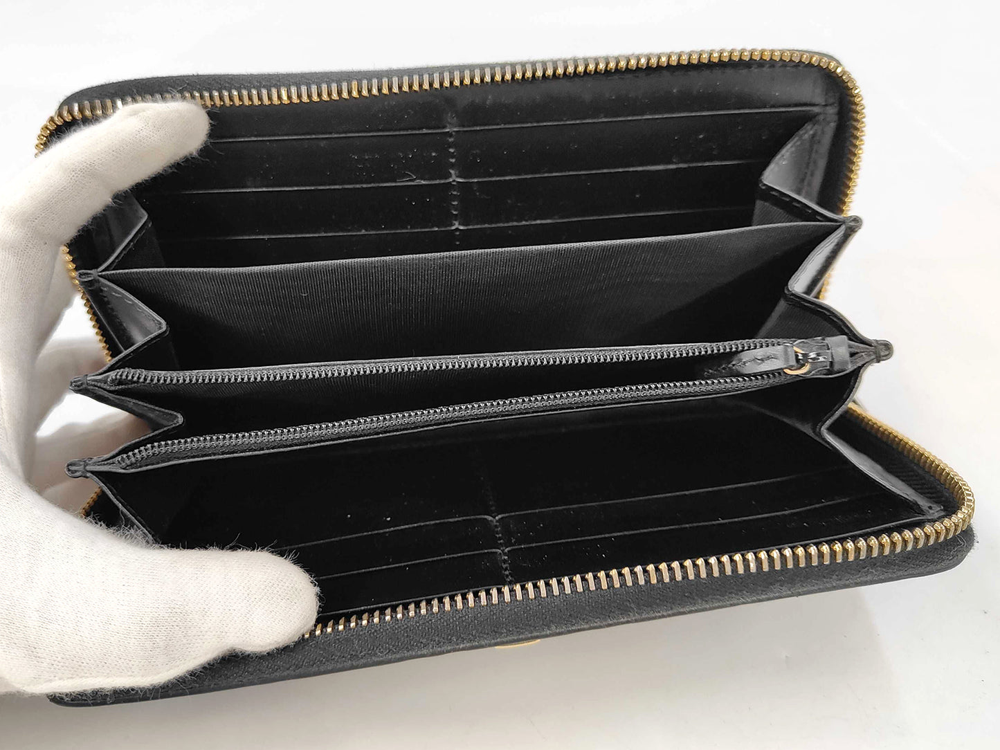 #3233 GUCCI Black Zip Wallet