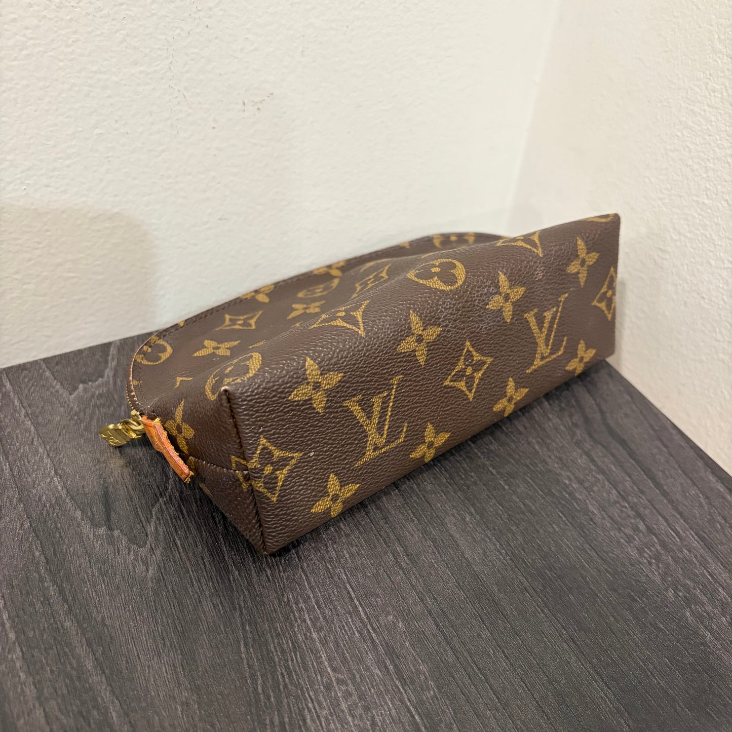 8909 LOUIS VUITTON Monogram Cosmetic Pouch