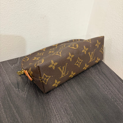 8909 LOUIS VUITTON Monogram Cosmetic Pouch