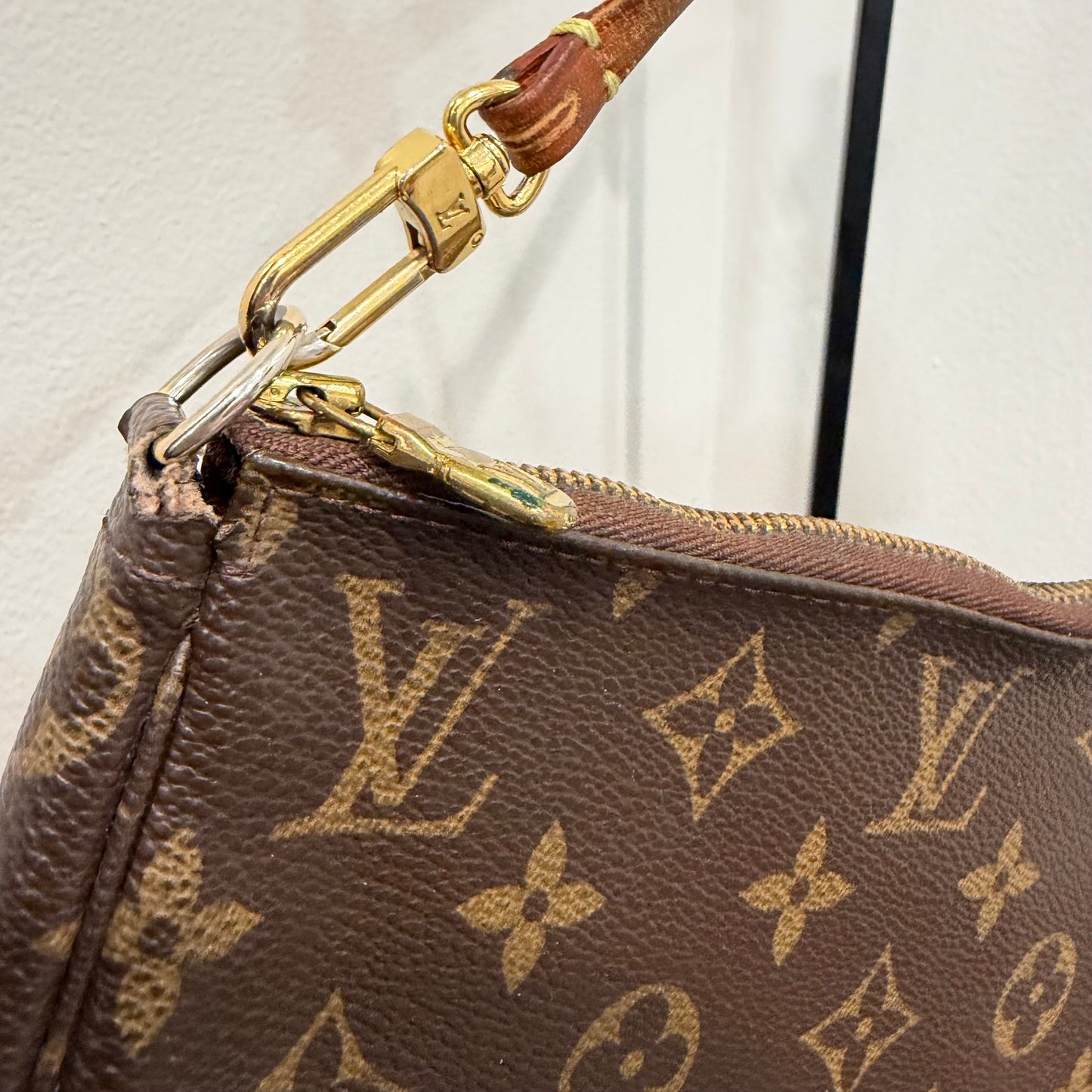 8912 LOUIS VUITTON Monogram Pochette