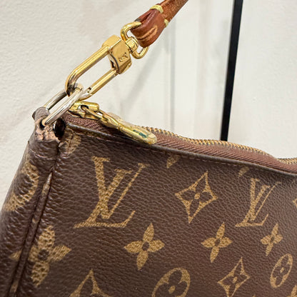 8912 LOUIS VUITTON Monogram Pochette