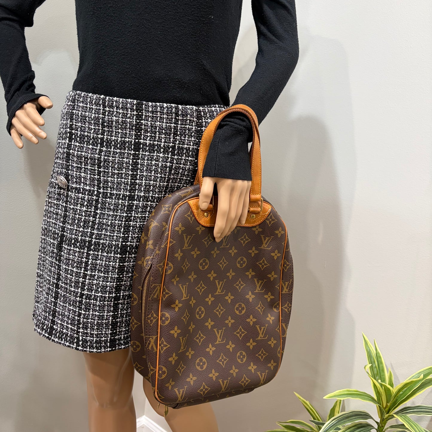 8913 LOUIS VUITTON Monogram Excursion