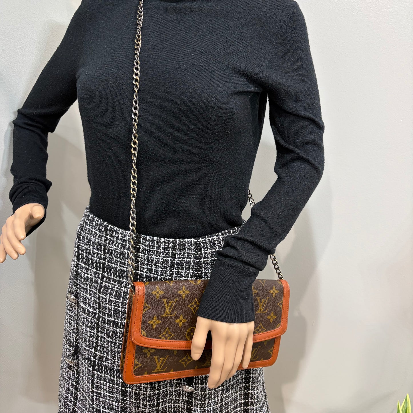 #8242 LOUIS VUITTON Monogram Dame 26 with Removable Chain