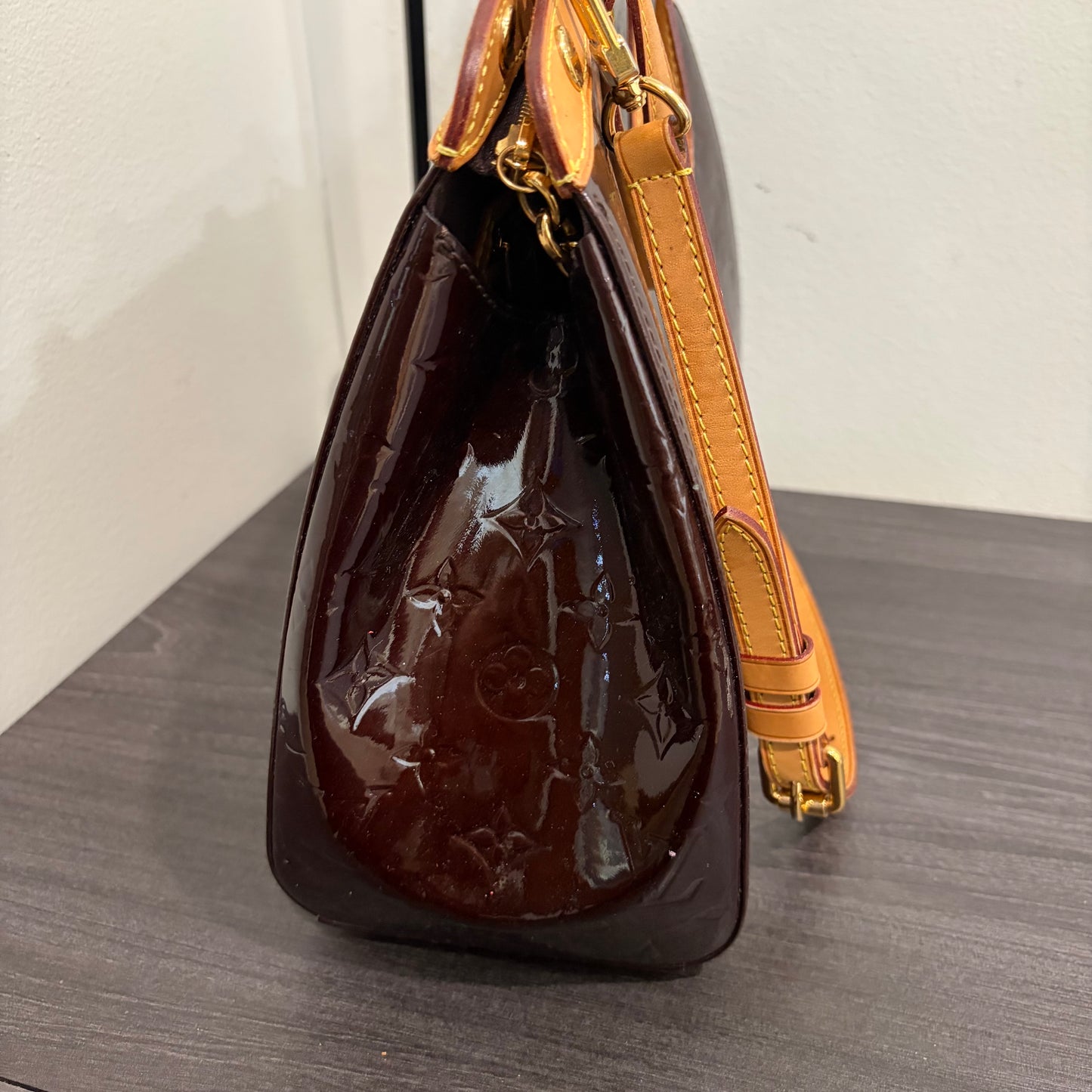 #8241 LOUIS VUITTON Amarante  Vernis Brea MM