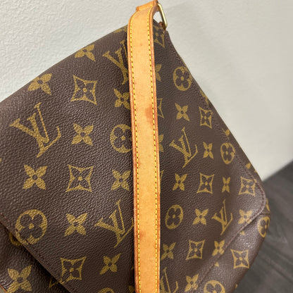 #724 LOUIS VUITTON Musette Salsa