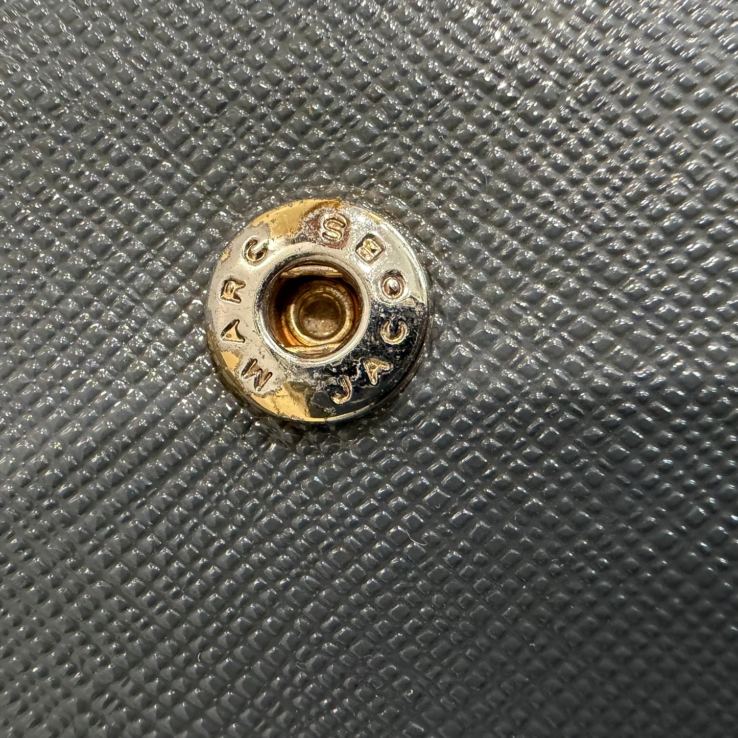 1215-06 MARC JACOBS Leather Snapshot Crossbody Wallet