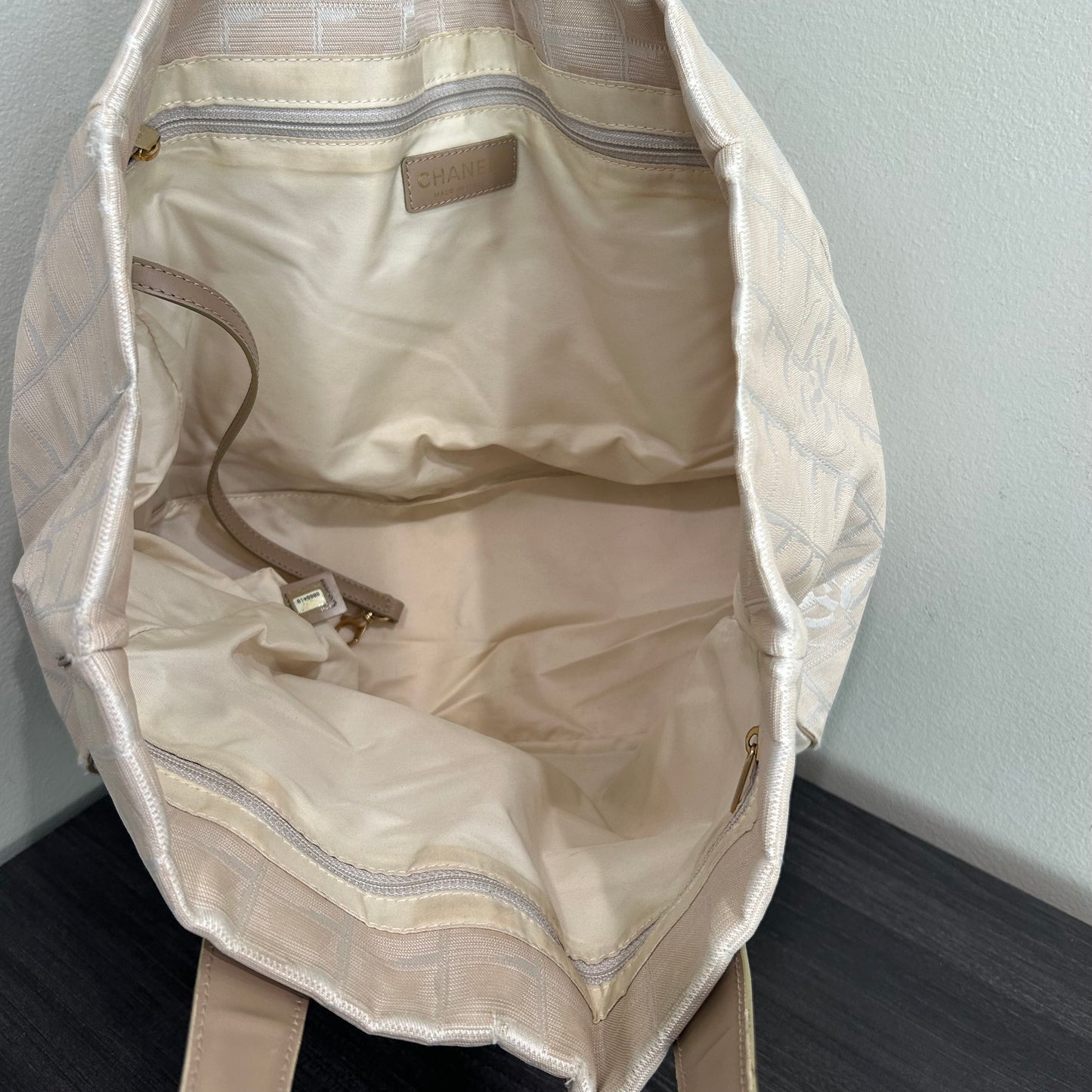 1012 CHANEL Travel Ligne Tote Neutral
