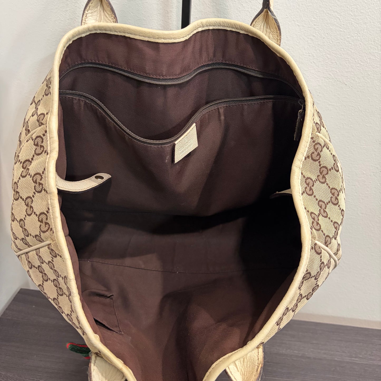 #9112 GUCCI Classic GG Signature Princy Medium