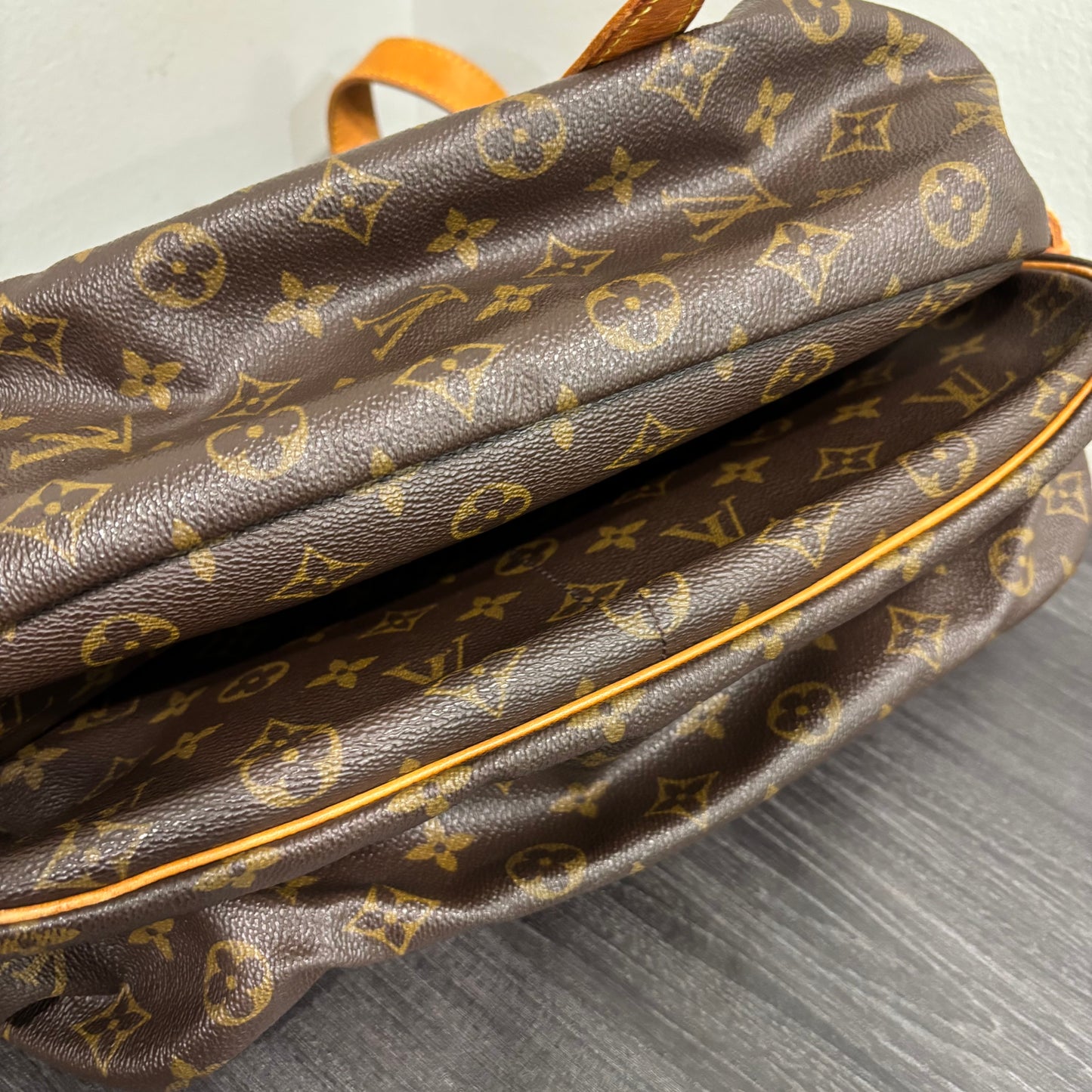 #343 LOUIS VUITTON Saumur 35