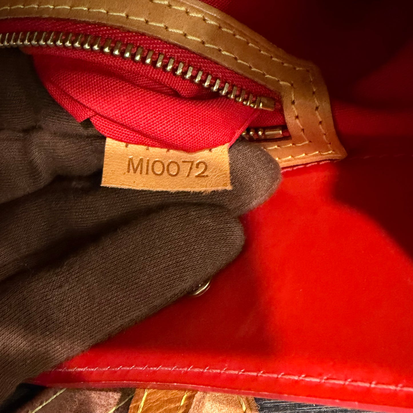 #9104 LOUIS VUITTON Red Vernis Reade PM