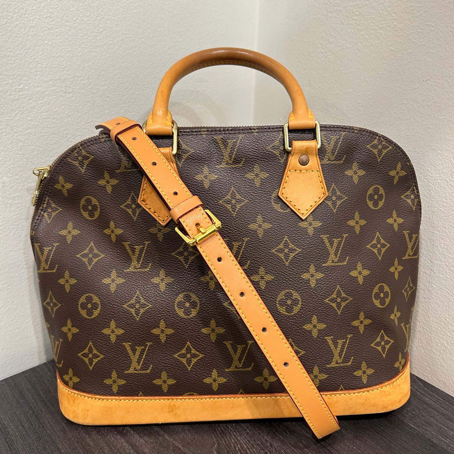 #401 LOUIS VUITTON Alma PM