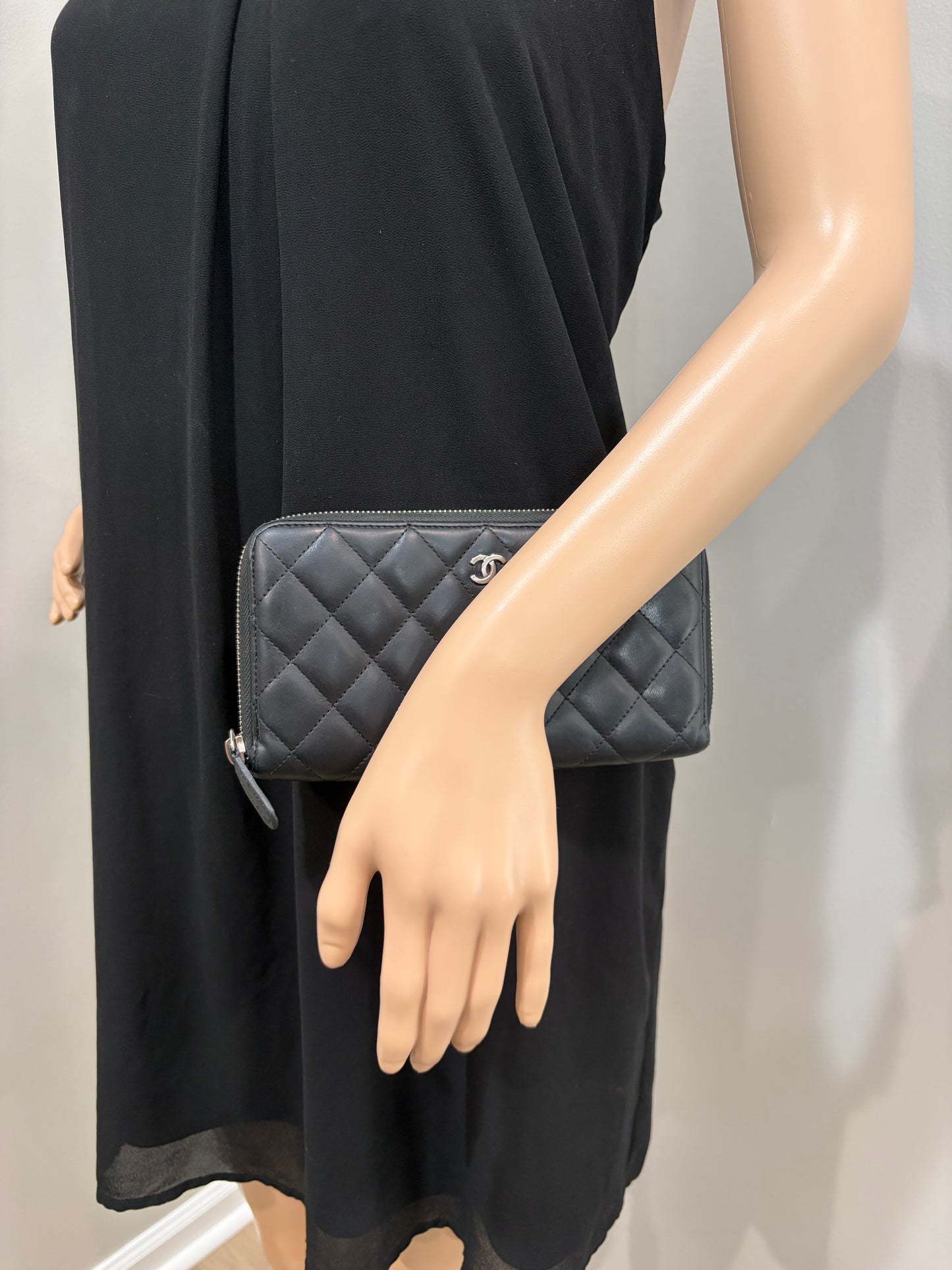 #3236 CHANEL 2018-2019 Black Zip Wallet