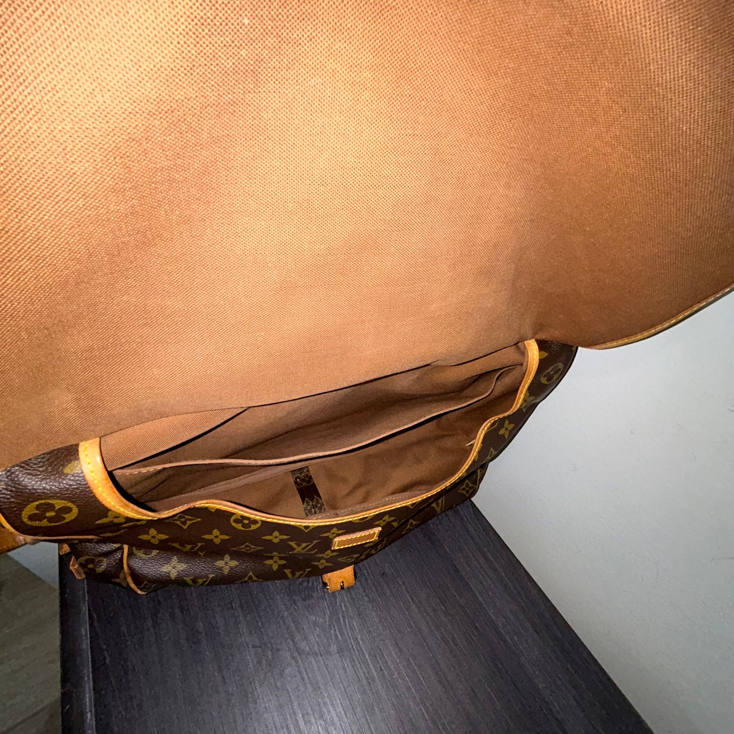 #253 LOUIS VUITTON Saumur 35 Crossbody