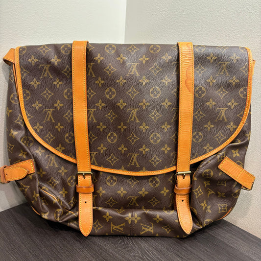 #320 LOUIS VUITTON Saumur 43