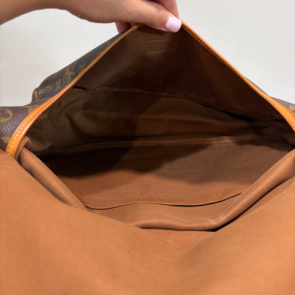 #107 LOUIS VUITTON Saumur 35 Messenger