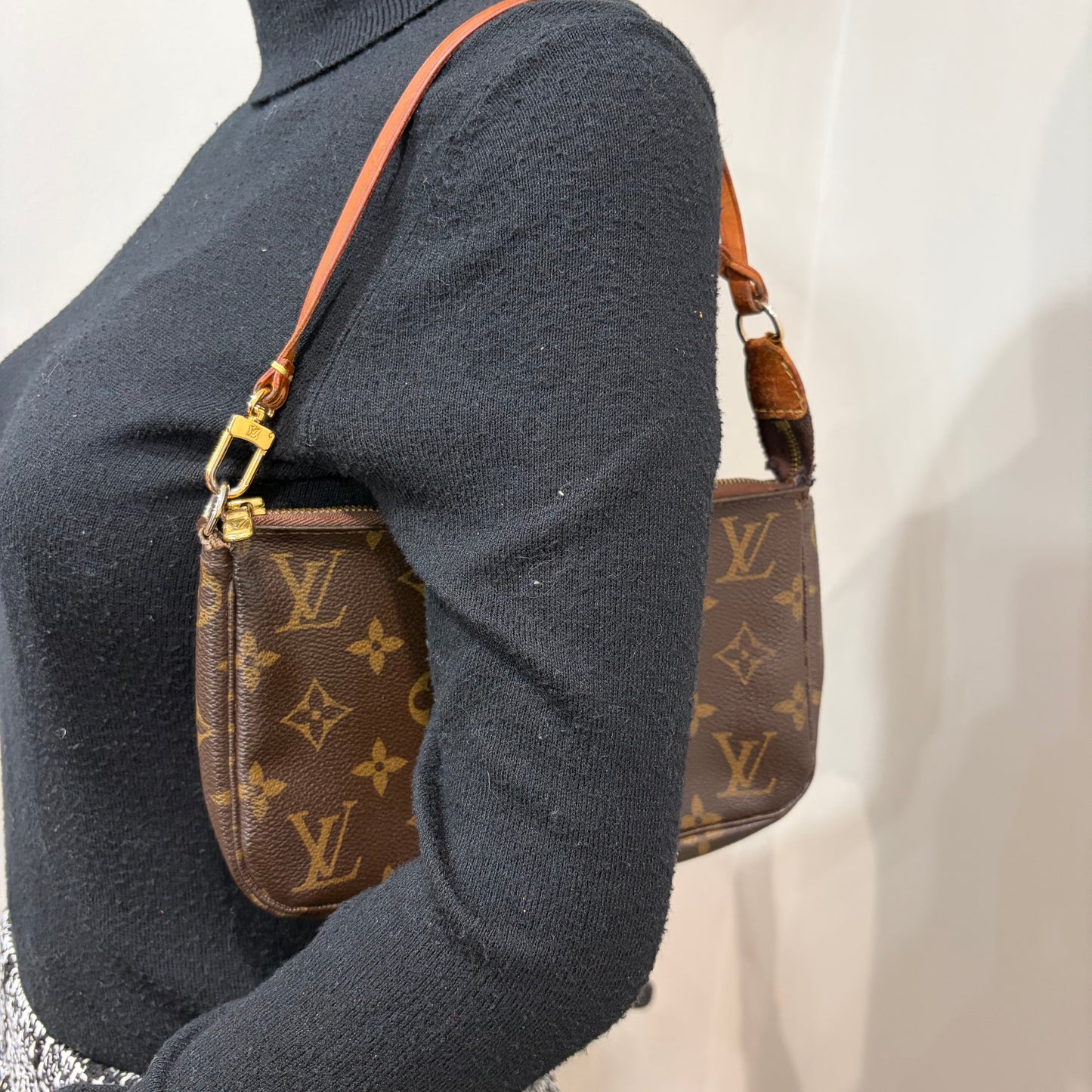 8912 LOUIS VUITTON Monogram Pochette