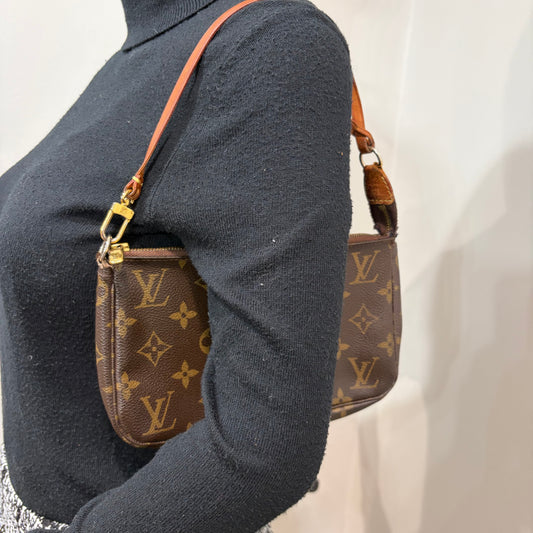 8912 LOUIS VUITTON Monogram Pochette